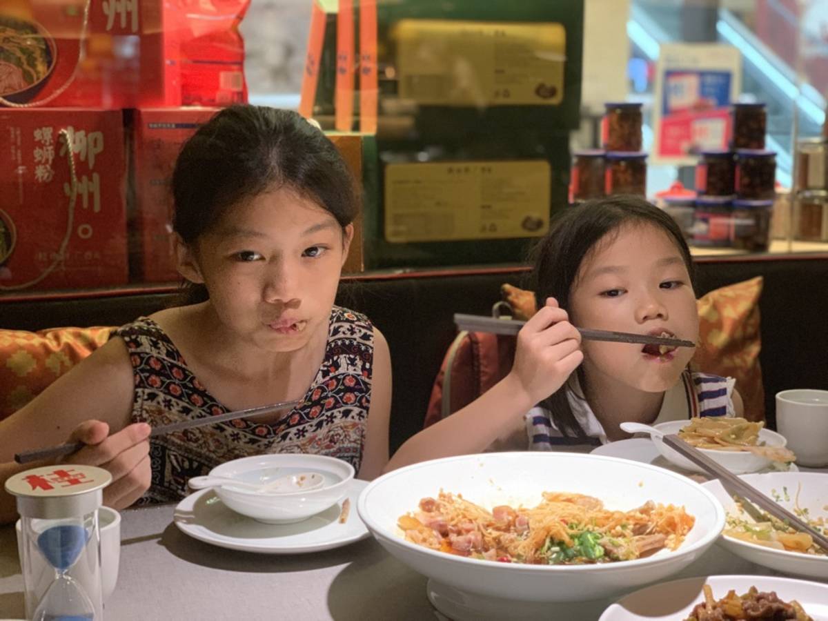 暑假去南宁第一餐找了一家点评上推荐的广西菜，估计是饿了，总之两个小家伙吃的很开心。
