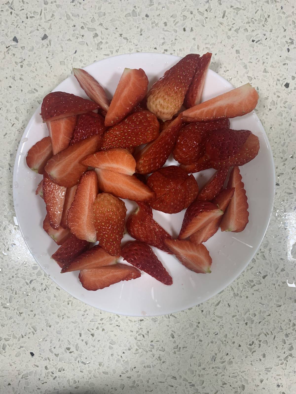 加入点草莓点缀下，把草莓切成四瓣！