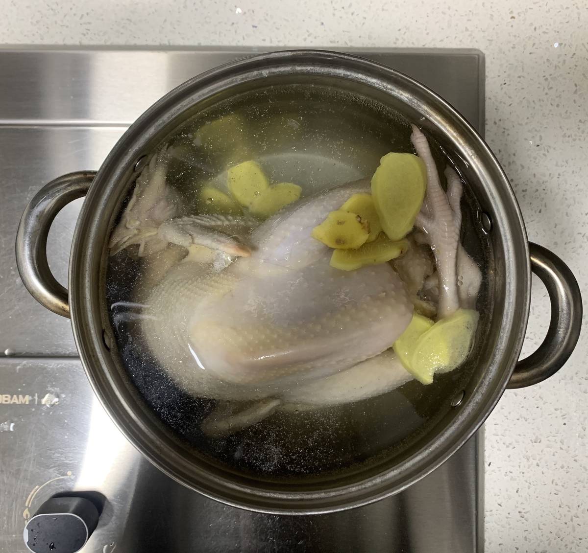 今天尝试下白切鸡！😎

锅里装满清水，加入姜片料酒，然后放入土鸡直接煮！