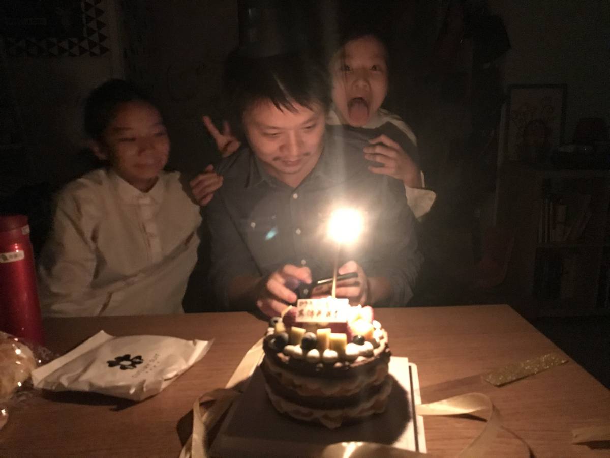 感谢郭女侠和两个宝贝女儿给我准备的生日蛋糕，太开心了，从一脸懵逼都到开心出重影！🎂🎈❤️😘
